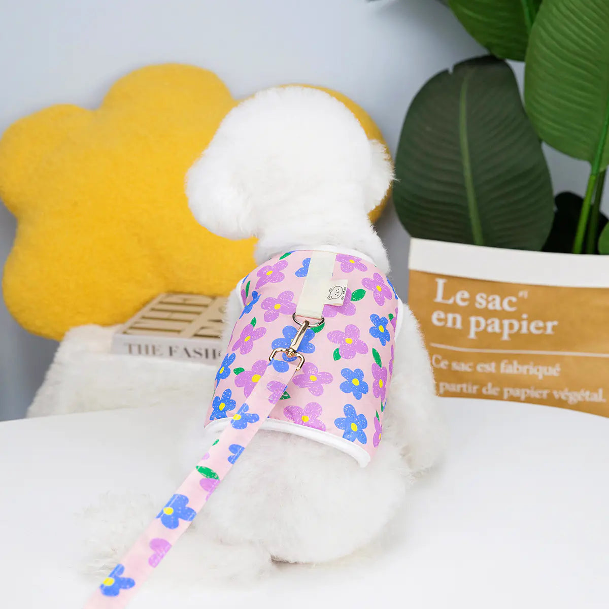 Pet Clothing with Chest Back Traction Rope and 23 Flowers